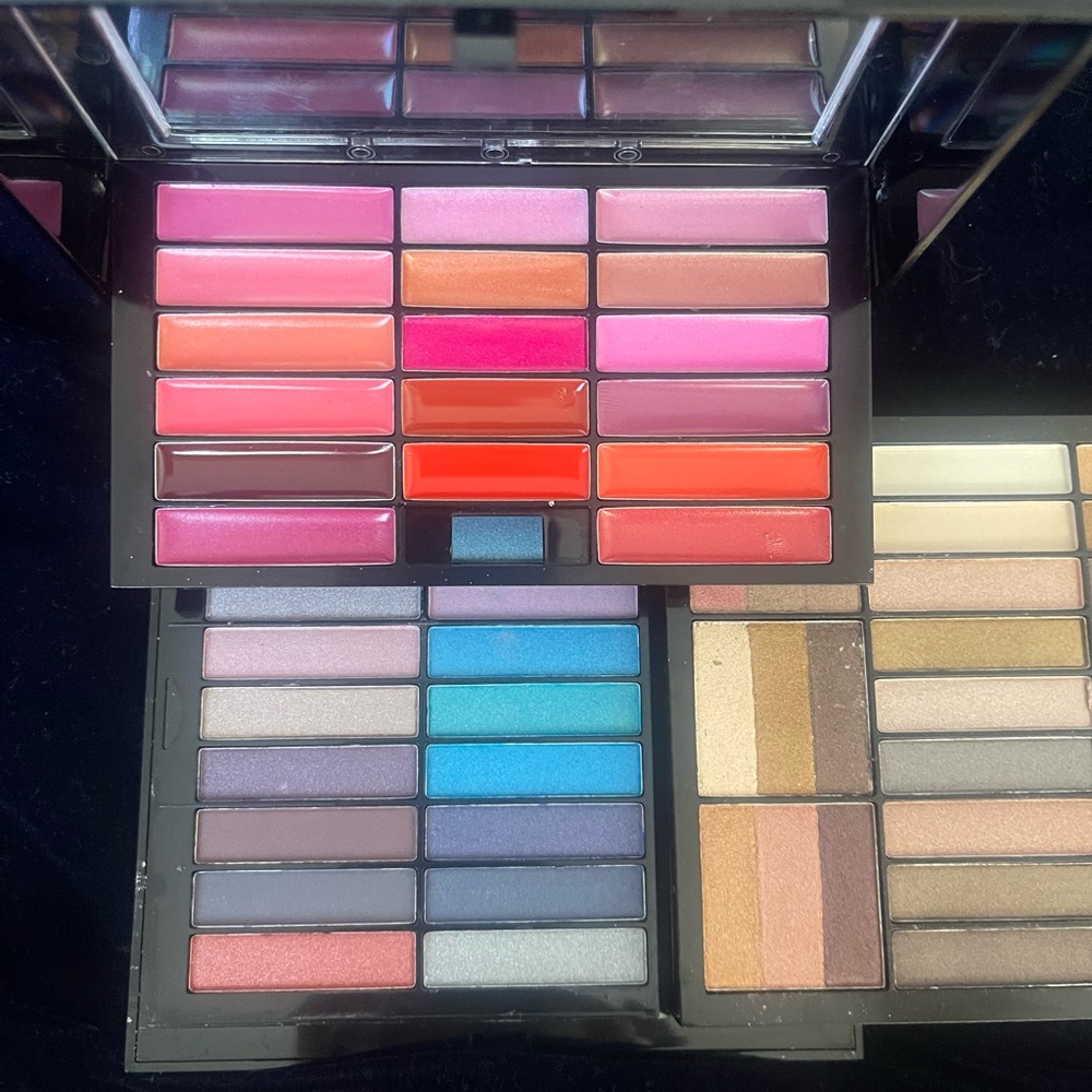 Lux Makeup Collection Kit - Picture 6 of 8